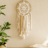 Mandala Átomo Blanco – Decoración boho natural para el hogar Mandala artesanal blanco y beige colgado en pared de estilo boho con luz natural y decoración mediterránea.