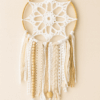 Mandala Átomo Blanco – Decoración artesanal en blanco y beige Mandala Átomo Blanco artesanal en blanco y beige con aro de bambú y decoración colgante natural.