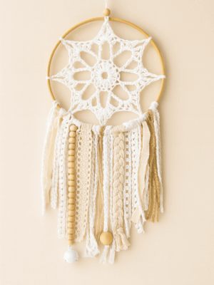 Mandala Átomo Blanco artesanal en blanco y beige con aro de bambú y decoración colgante natural.