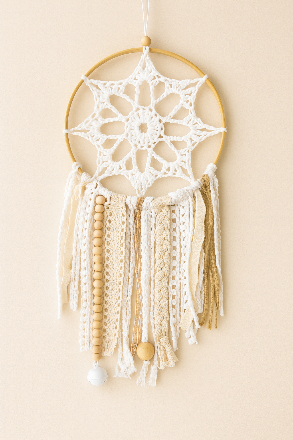 Mandala Átomo Blanco – Decoración artesanal en blanco y beige Mandala Átomo Blanco artesanal en blanco y beige con aro de bambú y decoración colgante natural.
