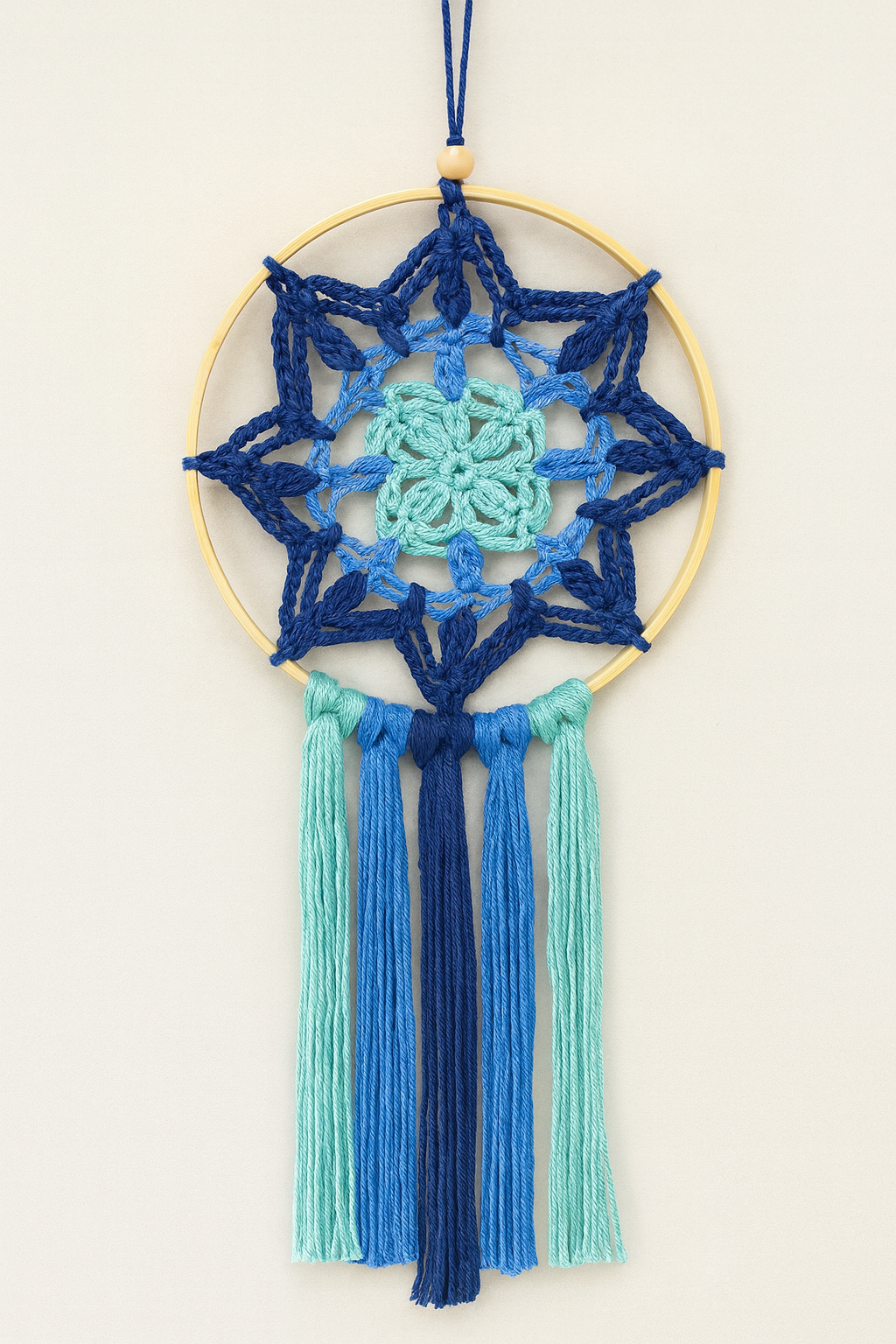 Mandala cuadrado azul artesanal Mandala cuadrado azul artesanal con aro de madera, tejido a crochet en tonos marinos.