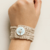 Pulsera Árbol – Hecha a mano con botón de madera y cinco trenzas beige Pulsera artesanal beige de cinco cadenetas con botón de madera decorado con un árbol.
