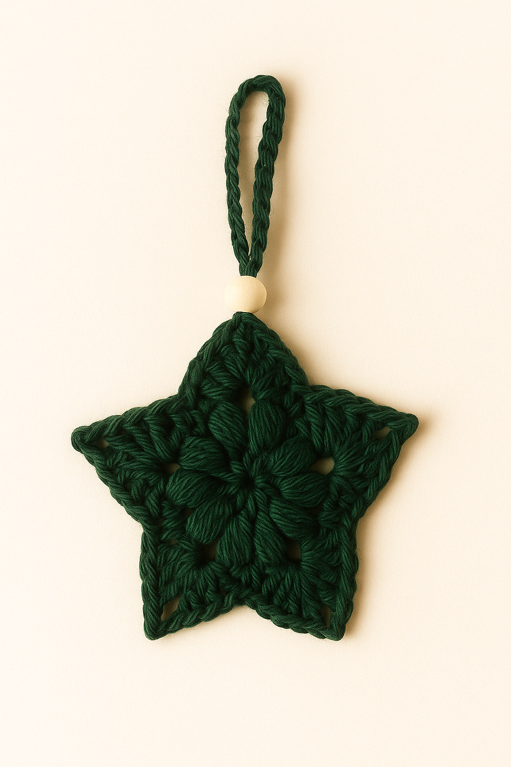 Estrella de Navidad tejida a mano en algodón natural | Decoración artesanal LinkArt Estrella de Navidad tejida a mano en hilo de algodón natural, con cuenta de madera y colgador trenzado, en color verde.