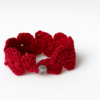 Pulsera artesanal de crochet roja tejida a mano con motivo floral y cierre de botón