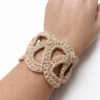 Pulsera Unión de crochet en color beige fotografiada sola sobre fondo claro.