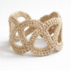 Pulsera Unión de crochet en color dorado fotografiada sola sobre fondo claro.